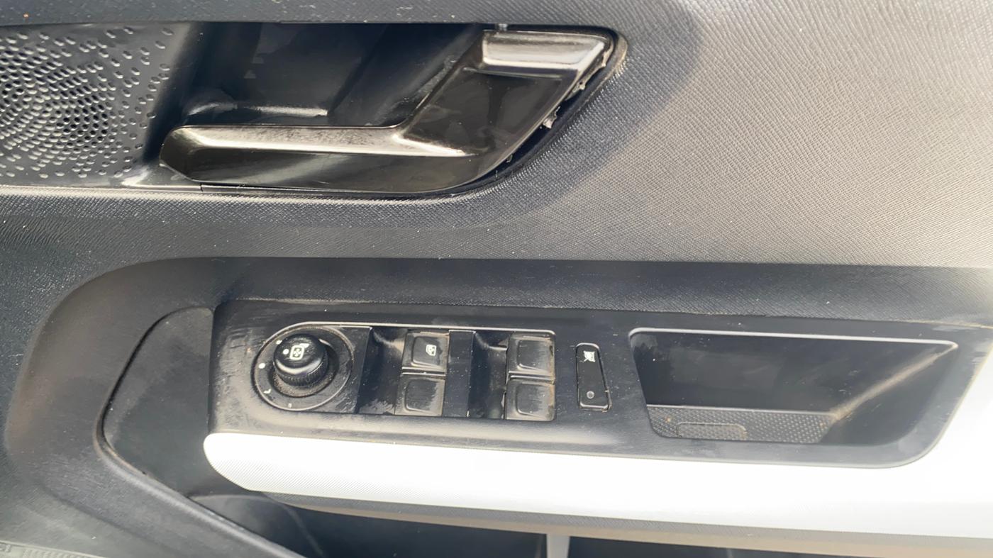 2023 Tata PUNCH ACCOMPLISHED AMT, Petrol, Automatic, 5,147 km, Driver Side Door Panels Control