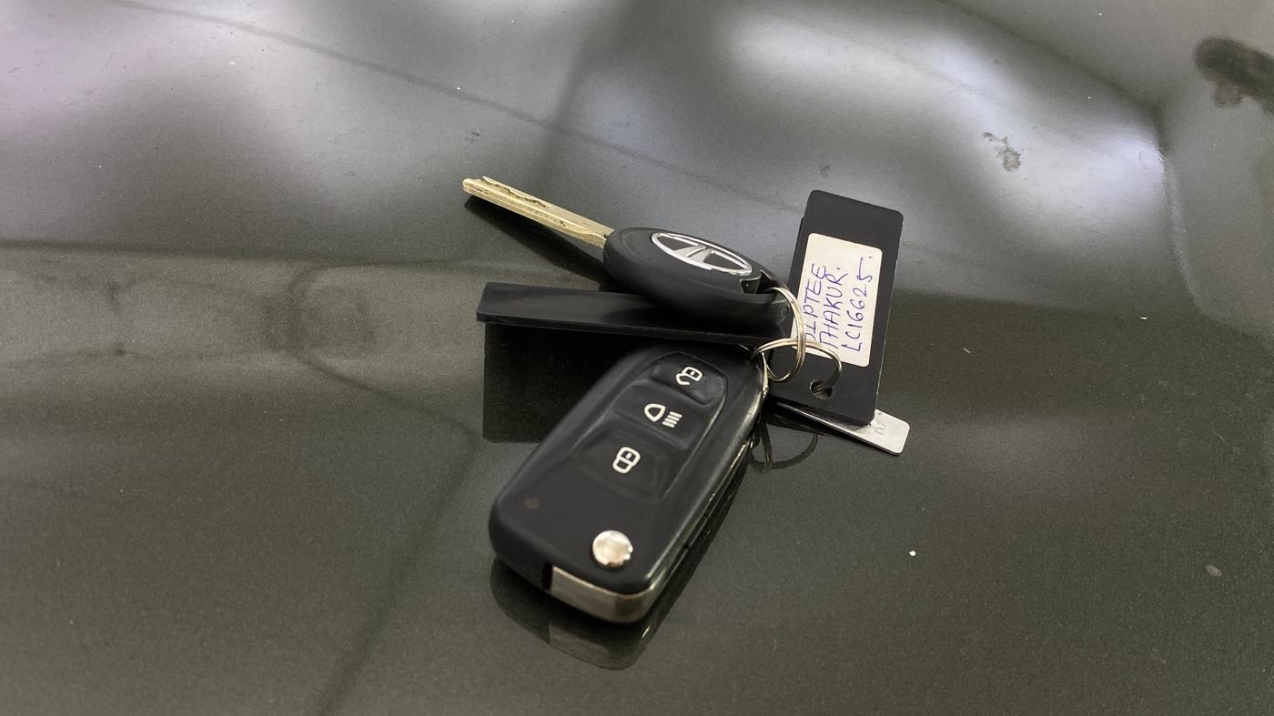 2021 Tata NEXON XM PETROL, Petrol, Manual, 27,496 km, Key Close Up