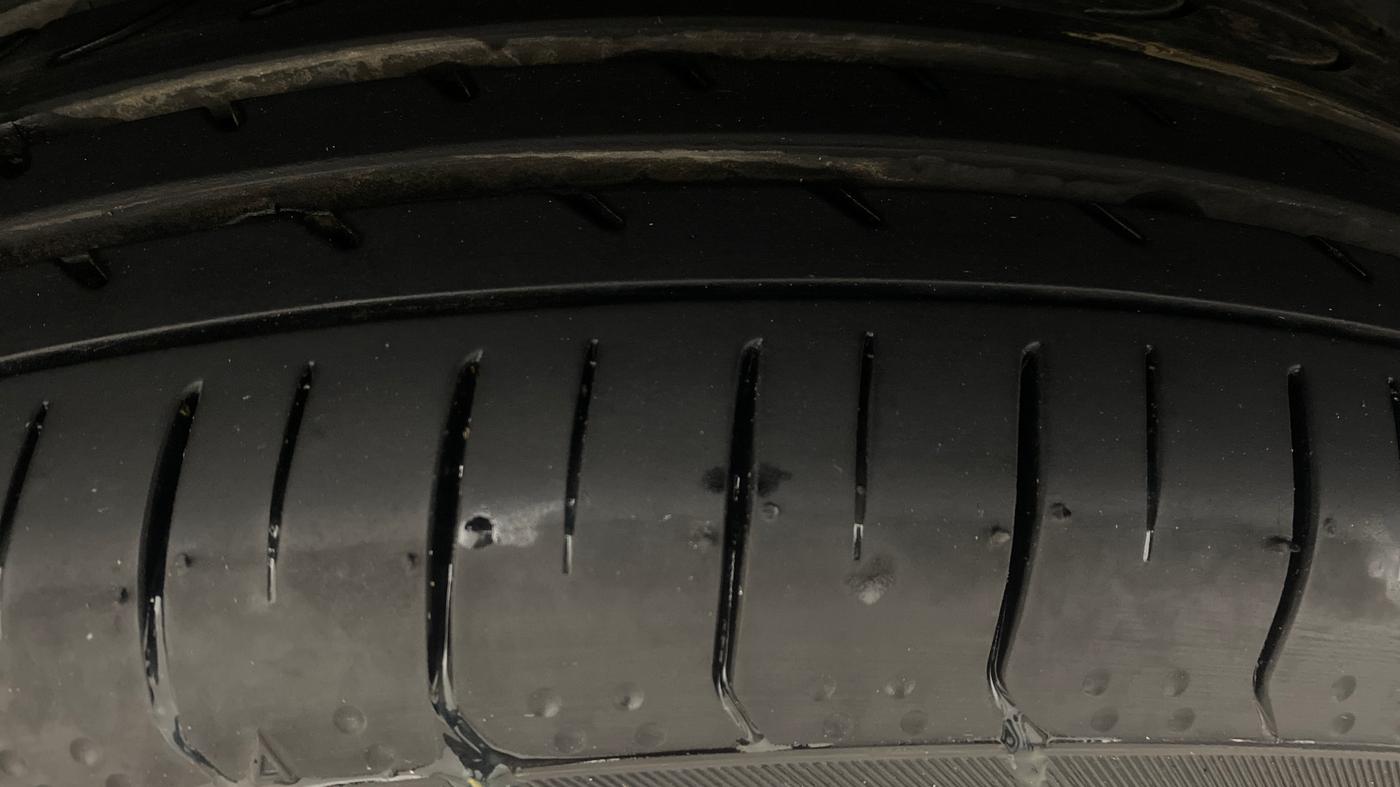 2021 Jeep Compass MODEL S (O) DIESEL 4X4 AT, Diesel, Automatic, 1,04,570 km, Right Rear Tyre Tread