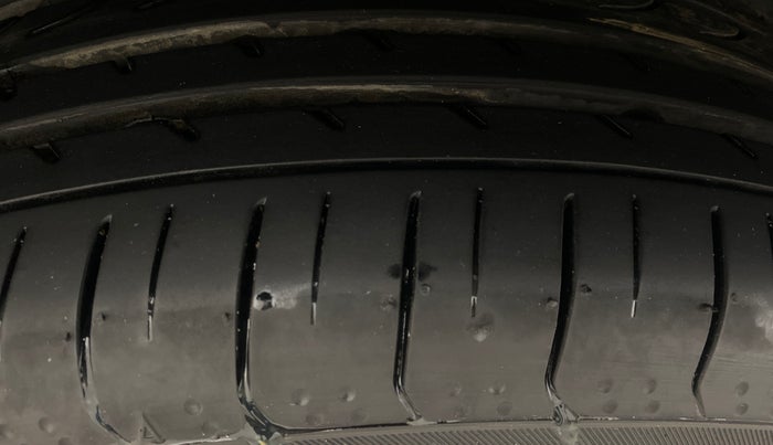 2021 Jeep Compass MODEL S (O) DIESEL 4X4 AT, Diesel, Automatic, 1,04,473 km, Right Rear Tyre Tread