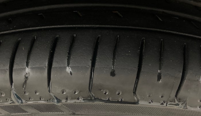 2021 Jeep Compass MODEL S (O) DIESEL 4X4 AT, Diesel, Automatic, 1,04,473 km, Right Front Tyre Tread