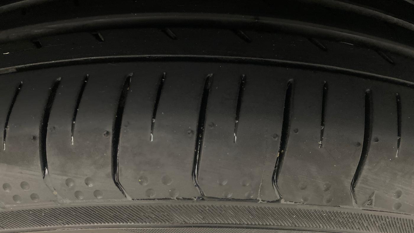 2021 Jeep Compass MODEL S (O) DIESEL 4X4 AT, Diesel, Automatic, 1,04,570 km, Left Rear Tyre Tread