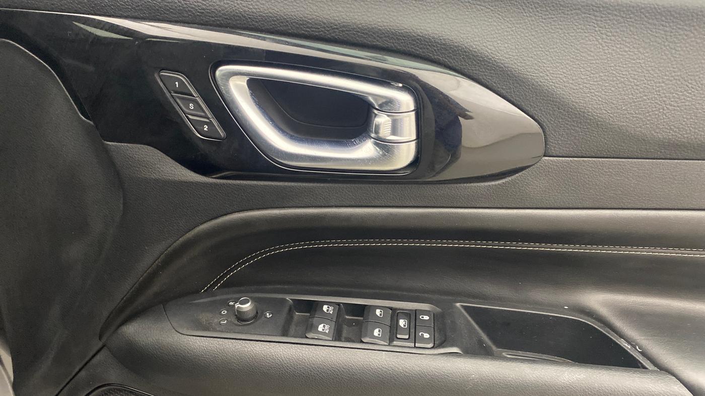 2021 Jeep Compass MODEL S (O) DIESEL 4X4 AT, Diesel, Automatic, 1,04,570 km, Driver Side Door Panels Control