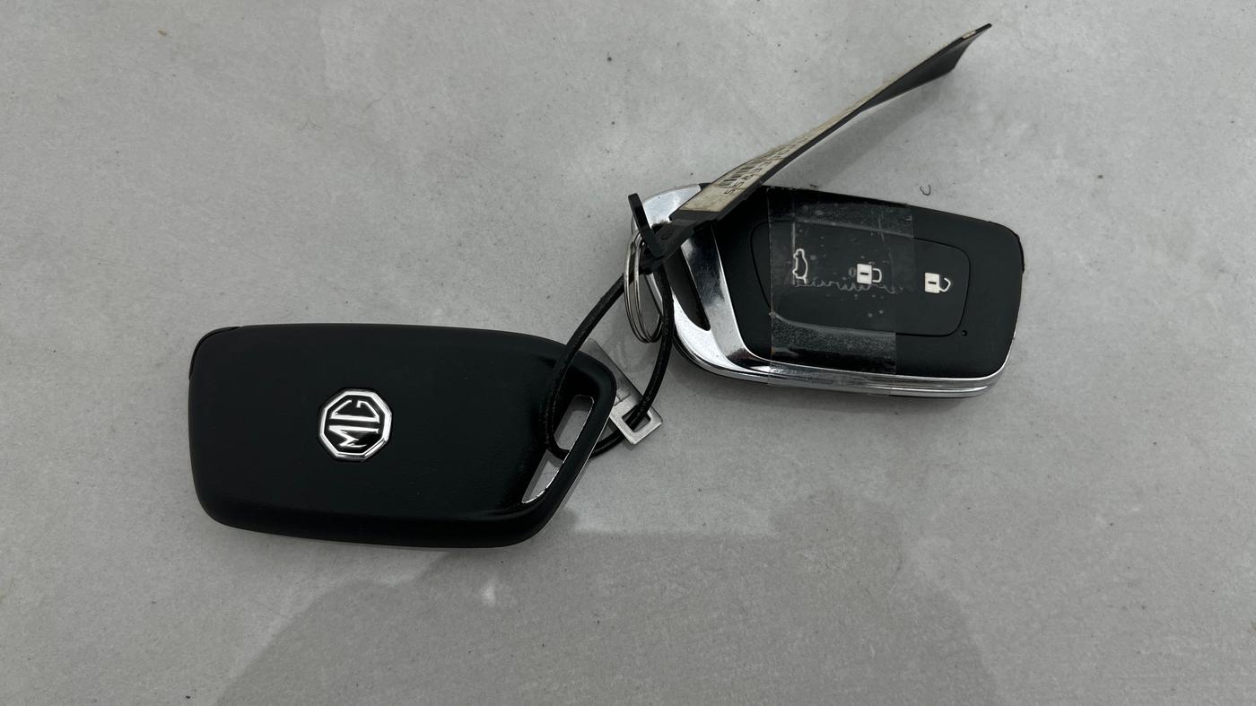2022 MG HECTOR PLUS SHARP 1.5 PETROL TURBO CVT 6-STR, CNG, Automatic, 47,825 km, Key Close Up