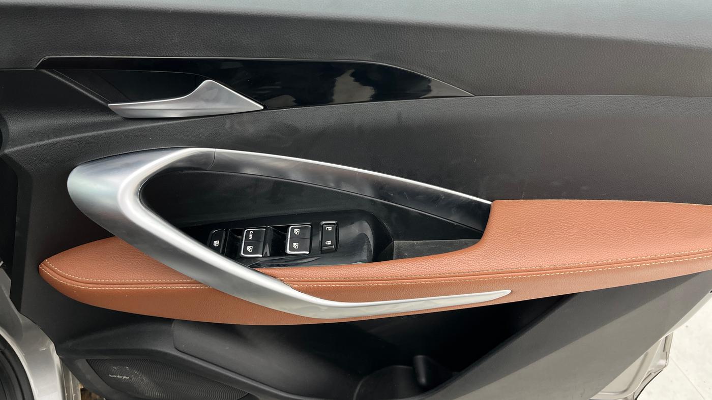 2022 MG HECTOR PLUS SHARP 1.5 PETROL TURBO CVT 6-STR, CNG, Automatic, 47,825 km, Driver Side Door Panels Control