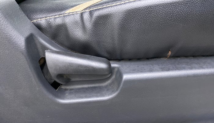 2018 Maruti Wagon R 1.0 LXI CNG, CNG, Manual, 1,04,003 km, Driver Side Adjustment Panel