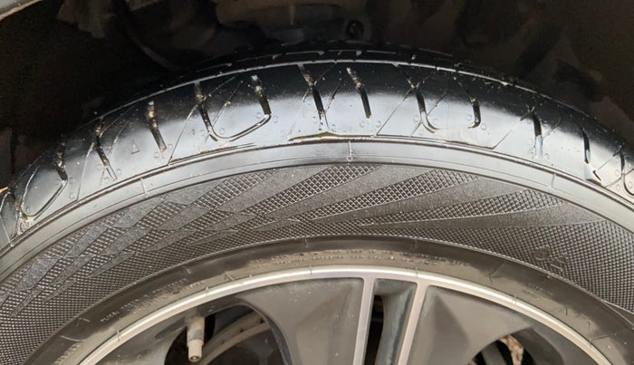 2016 Hyundai Creta SX PLUS AT 1.6 PETROL, CNG, Automatic, 61,285 km, Right Front Tyre Tread