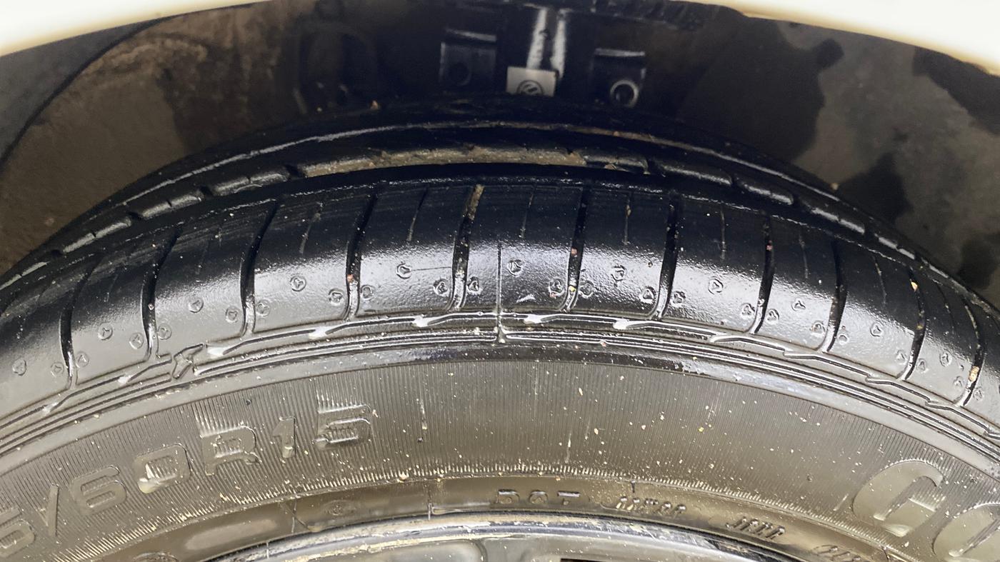 2013 Volkswagen Polo HIGHLINE1.2L, CNG, Manual, 86,957 km, Right Front Tyre Tread