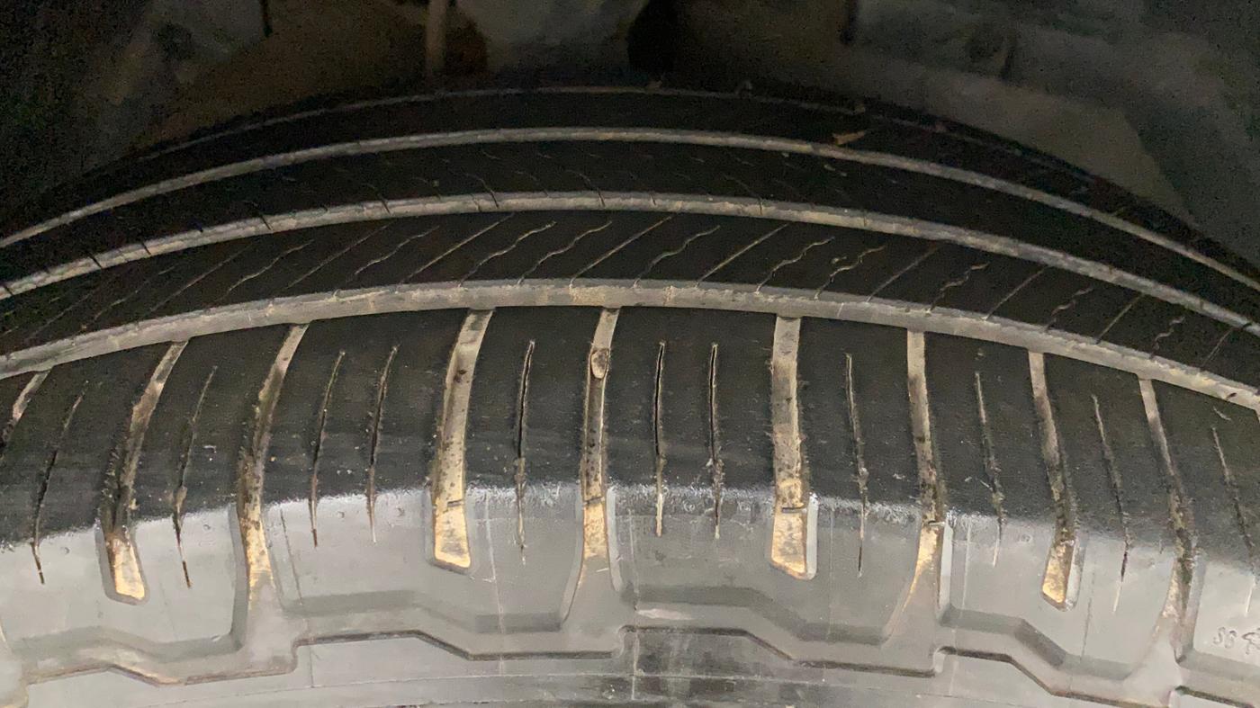 2016 Mahindra XUV500 W10, Diesel, Manual, 97,690 km, Right Front Tyre Tread