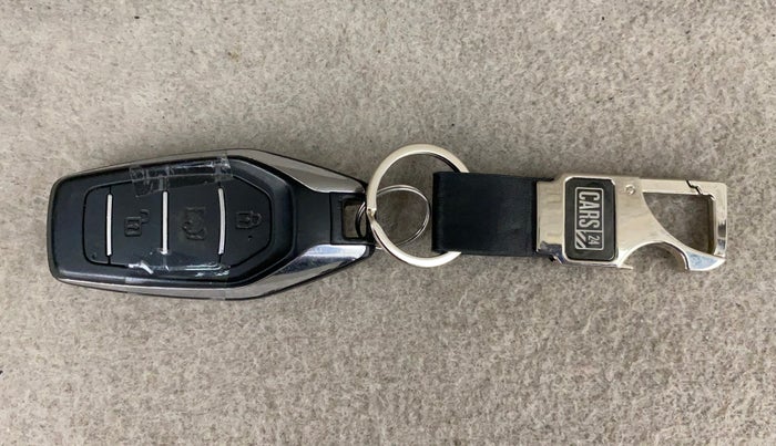 2016 Mahindra XUV500 W10, Diesel, Manual, 97,690 km, Key Close Up