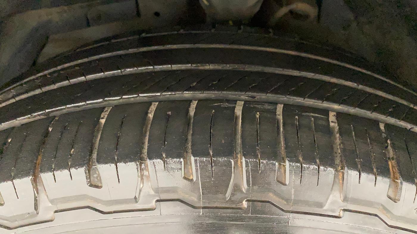 2016 Mahindra XUV500 W10, Diesel, Manual, 97,690 km, Left Front Tyre Tread