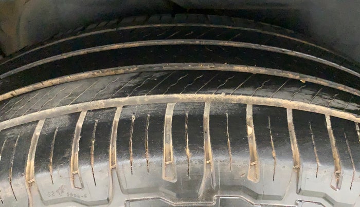 2016 Mahindra XUV500 W10, Diesel, Manual, 97,690 km, Right Rear Tyre Tread