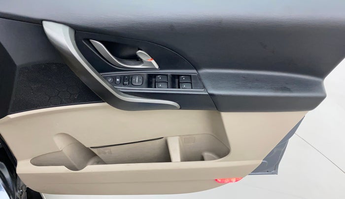 2016 Mahindra XUV500 W10, Diesel, Manual, 97,690 km, Driver Side Door Panels Control