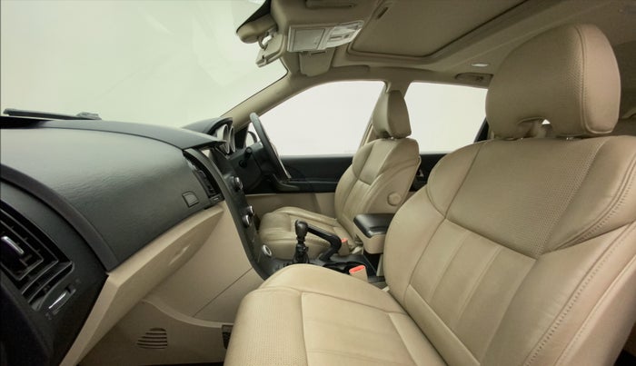 2016 Mahindra XUV500 W10, Diesel, Manual, 97,690 km, Right Side Front Door Cabin
