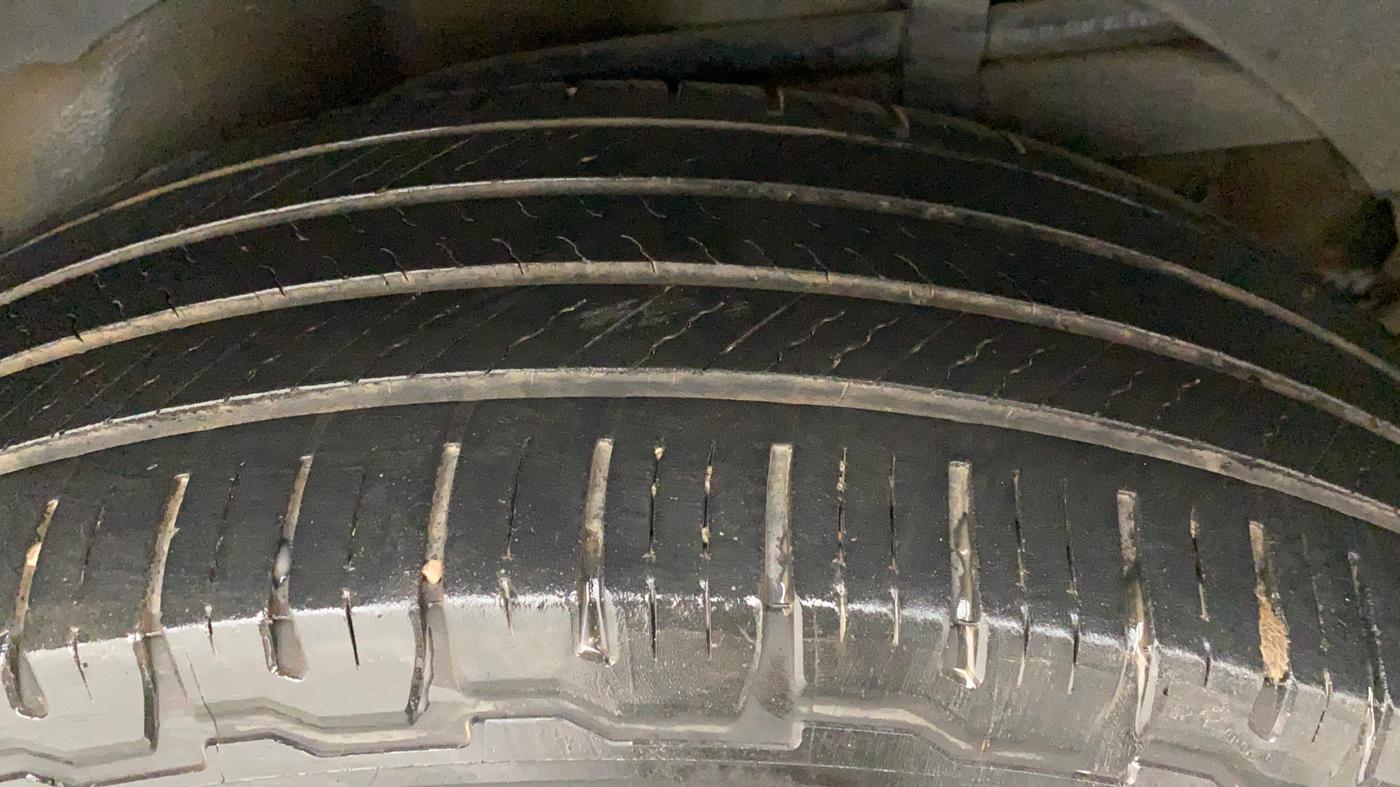 2016 Mahindra XUV500 W10, Diesel, Manual, 97,690 km, Left Rear Tyre Tread