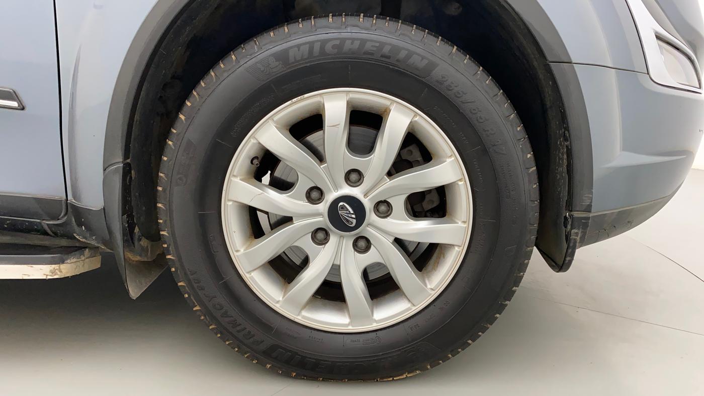 2016 Mahindra XUV500 W10, Diesel, Manual, 97,690 km, Right Front Wheel