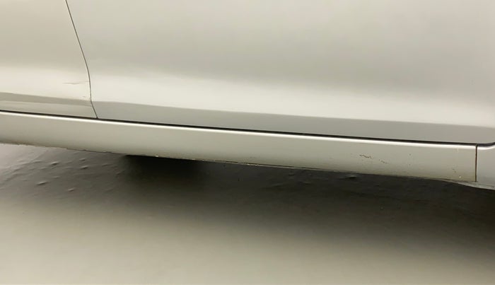 2015 Maruti Swift VXI, Petrol, Manual, 93,358 km, Right running board - Minor scratches
