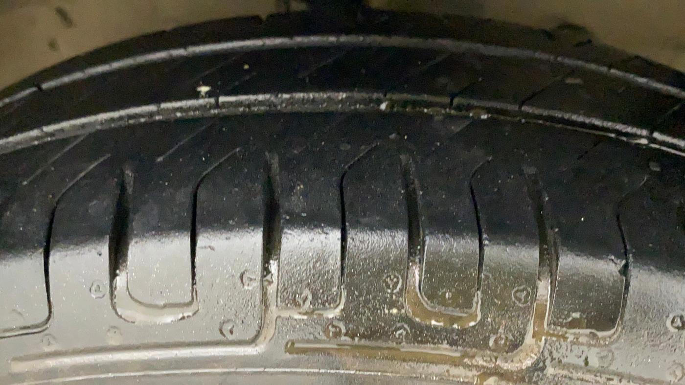 2015 Maruti Swift VXI, Petrol, Manual, 93,358 km, Right Front Tyre Tread