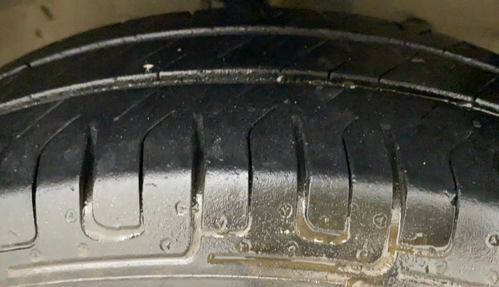 2015 Maruti Swift VXI, Petrol, Manual, 93,358 km, Right Front Tyre Tread