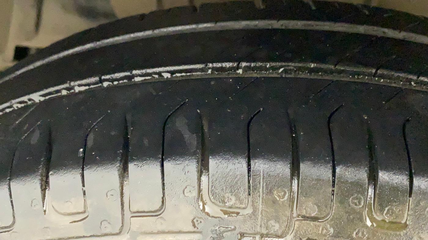 2015 Maruti Swift VXI, Petrol, Manual, 93,358 km, Left Front Tyre Tread