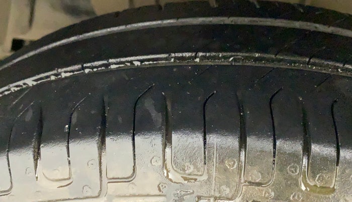 2015 Maruti Swift VXI, Petrol, Manual, 93,358 km, Left Front Tyre Tread