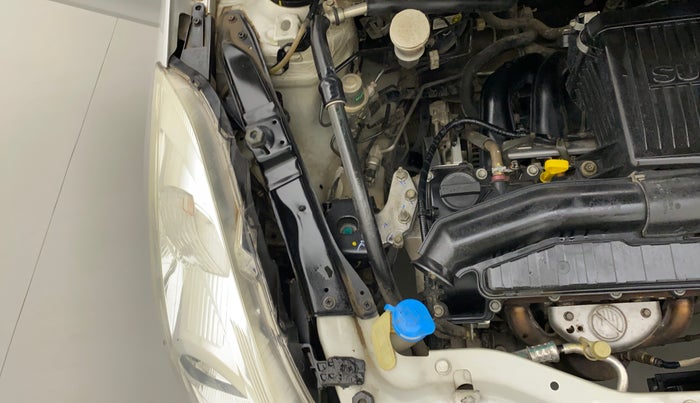 2015 Maruti Swift VXI, Petrol, Manual, 93,358 km, Right headlight - Clamp has minor damage