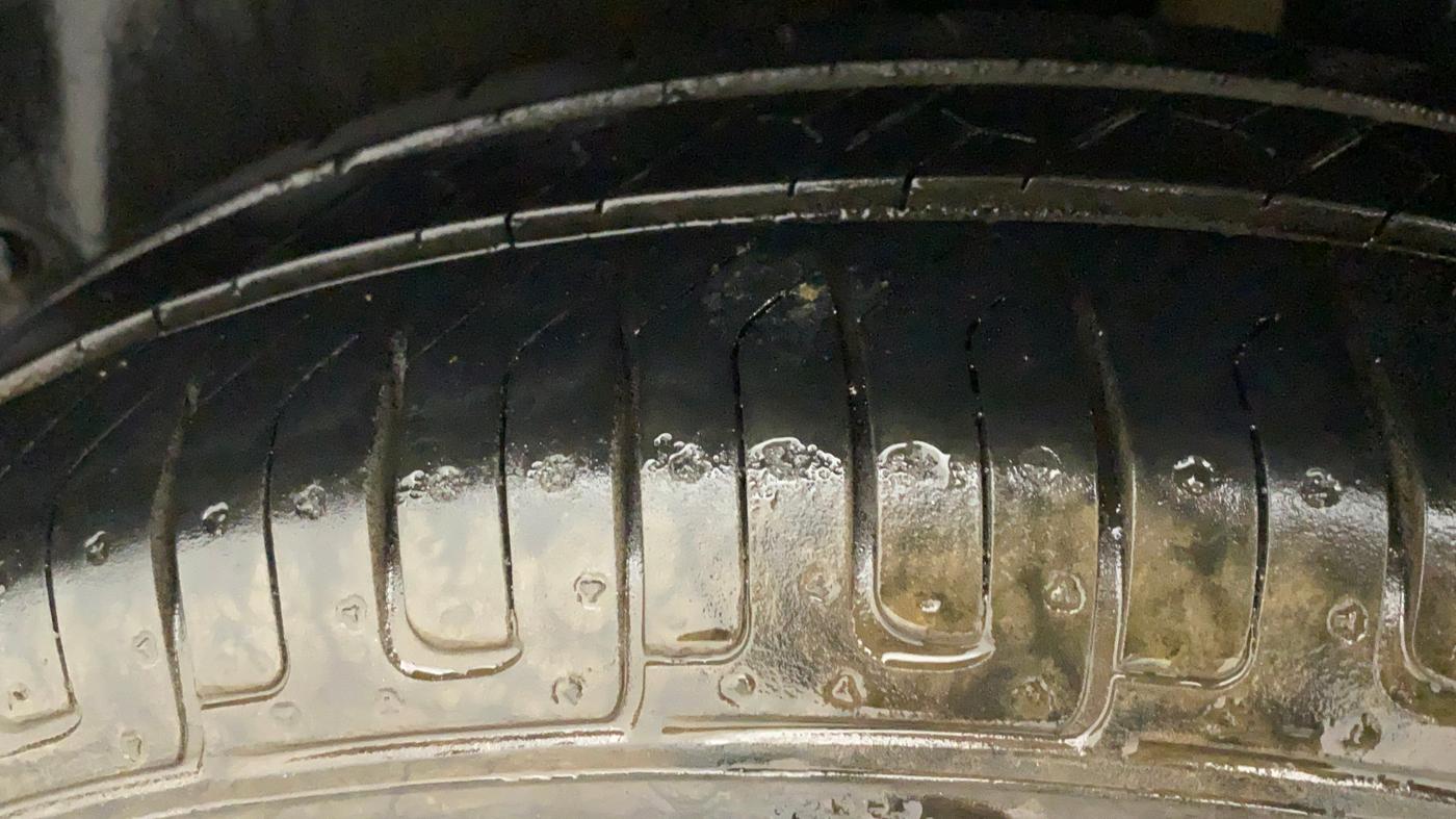 2015 Maruti Swift VXI, Petrol, Manual, 93,358 km, Left Rear Tyre Tread