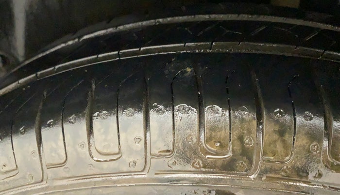 2015 Maruti Swift VXI, Petrol, Manual, 93,358 km, Left Rear Tyre Tread