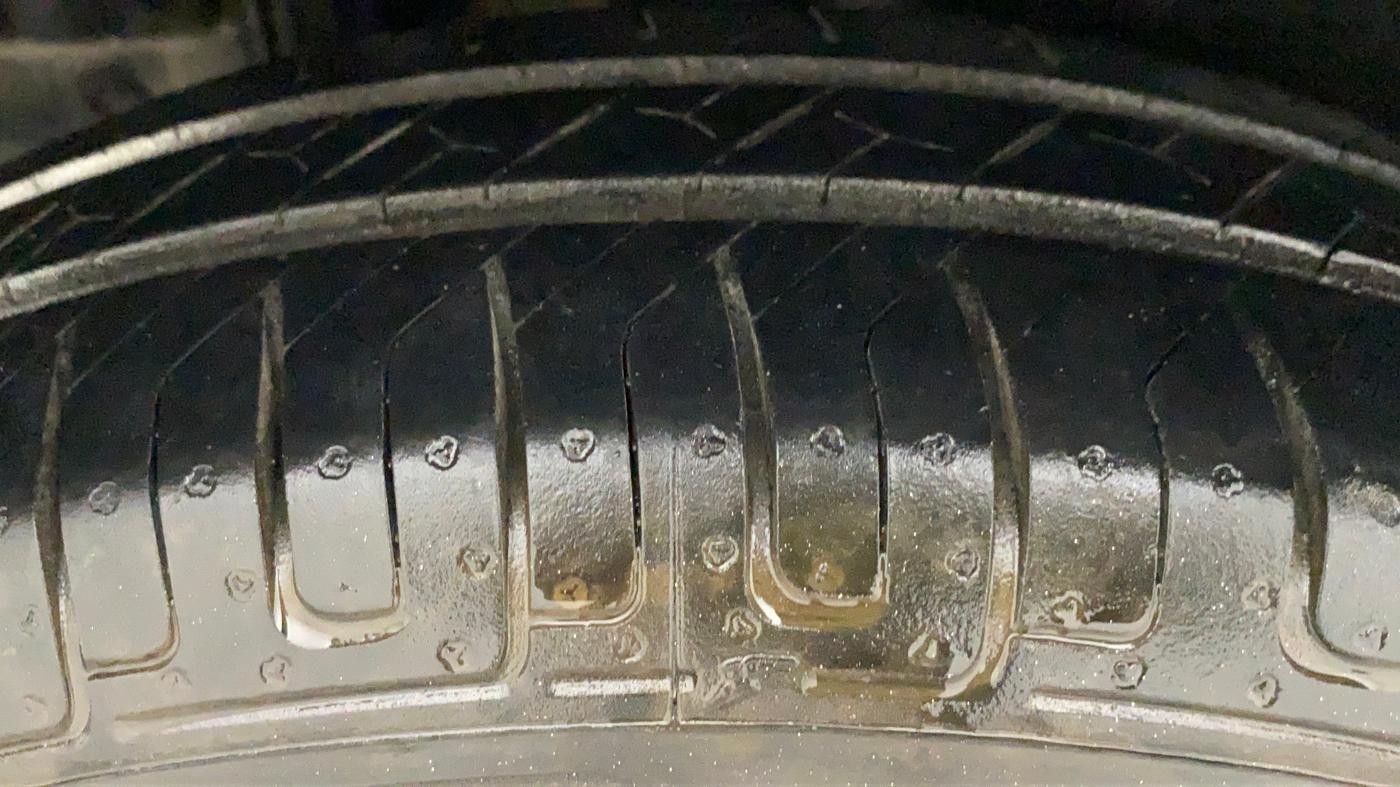 2015 Maruti Swift VXI, Petrol, Manual, 93,358 km, Right Rear Tyre Tread
