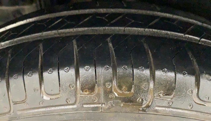 2015 Maruti Swift VXI, Petrol, Manual, 93,358 km, Right Rear Tyre Tread