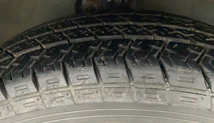 2010 Maruti A Star VXI, Petrol, Manual, 47,871 km, Right Front Tyre Tread