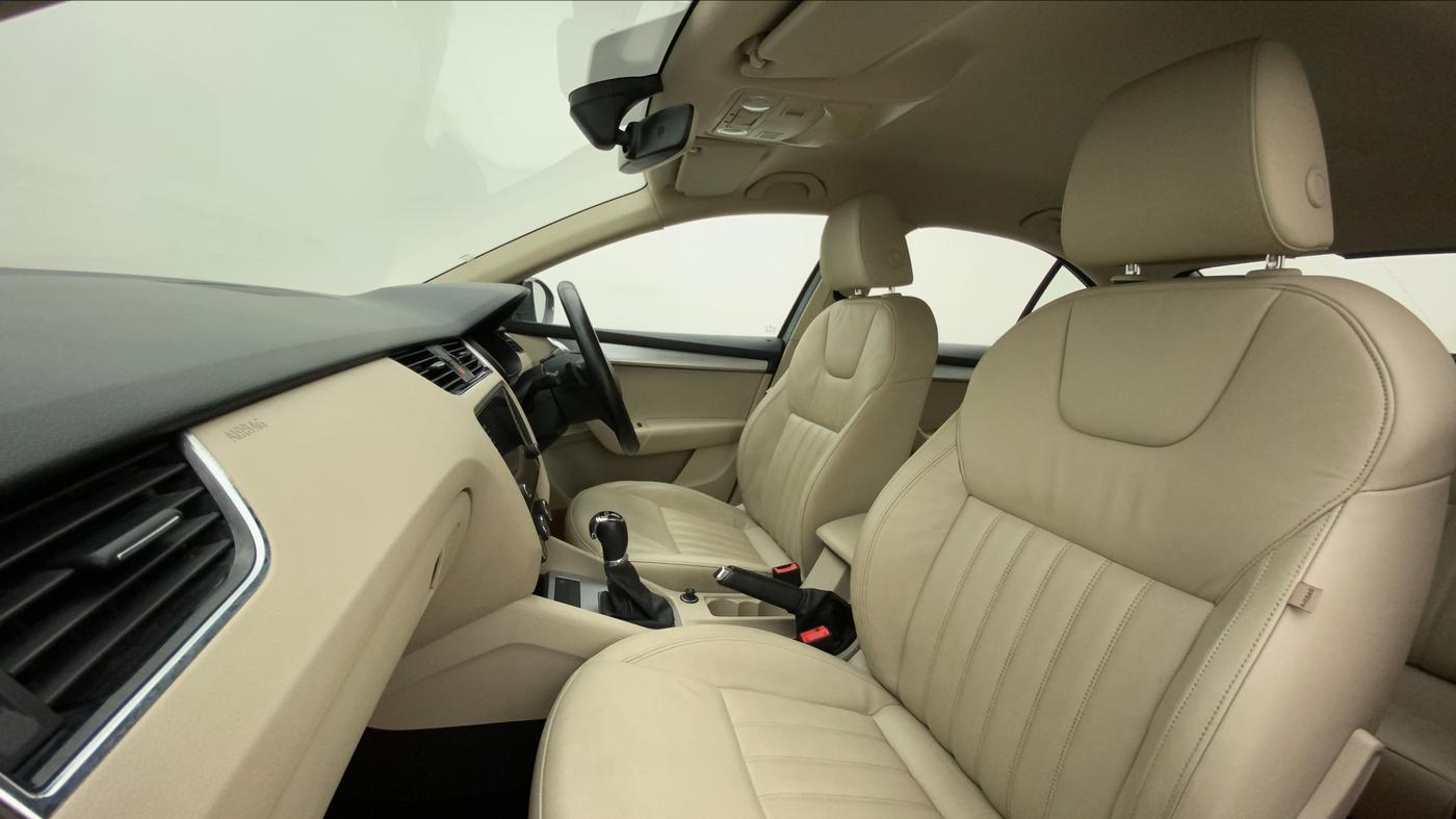 2019 Skoda Octavia 1.8 TSI STYLE AT, Petrol, Automatic, 39,777 km, Right Side Front Door Cabin
