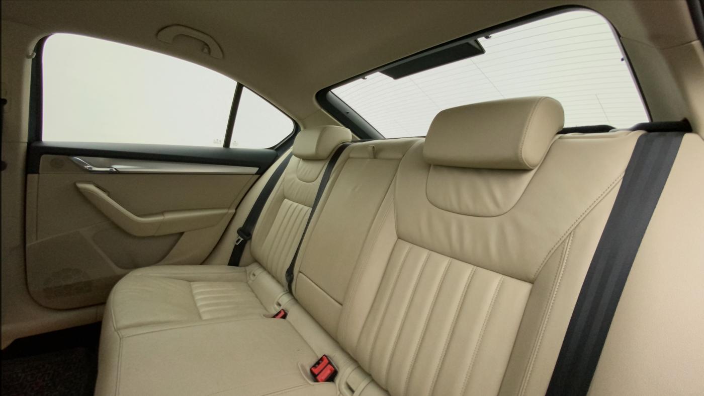 2019 Skoda Octavia 1.8 TSI STYLE AT, Petrol, Automatic, 39,777 km, Right Side Rear Door Cabin