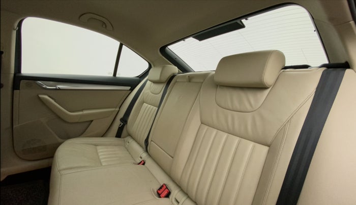 2019 Skoda Octavia 1.8 TSI STYLE AT, Petrol, Automatic, 39,777 km, Right Side Rear Door Cabin
