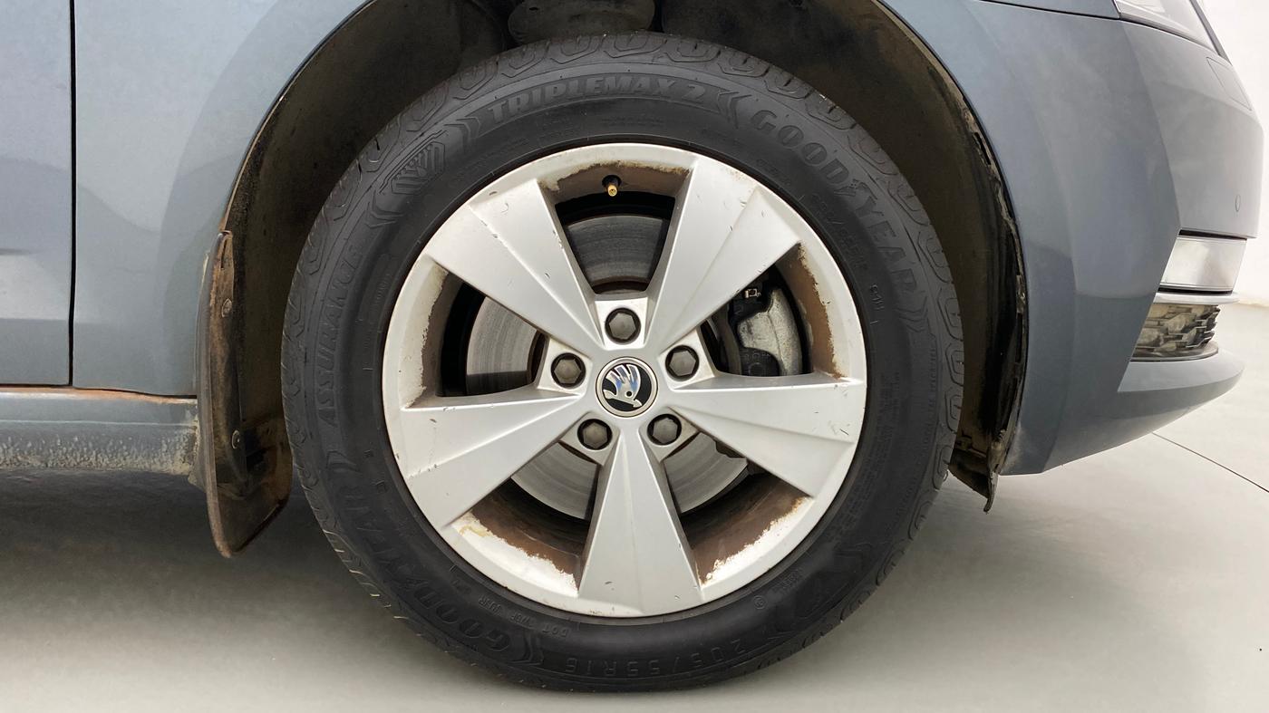 2019 Skoda Octavia 1.8 TSI STYLE AT, Petrol, Automatic, 39,777 km, Right Front Wheel