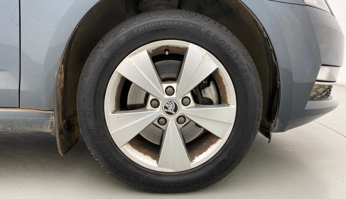 2019 Skoda Octavia 1.8 TSI STYLE AT, Petrol, Automatic, 39,777 km, Right Front Wheel