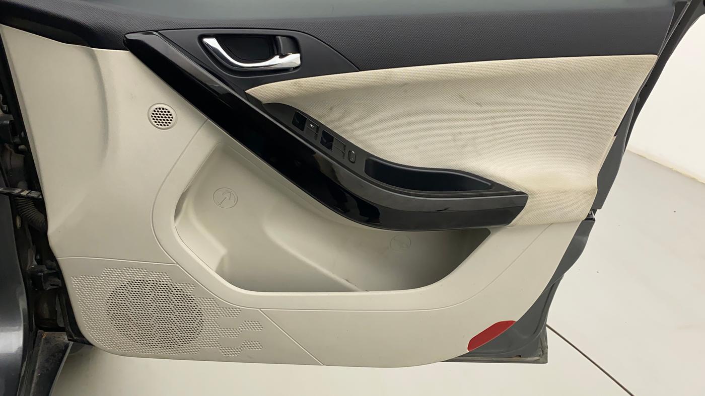 2022 Tata NEXON XZA PLUS DIESEL, Diesel, Automatic, 26,245 km, Driver Side Door Panels Control