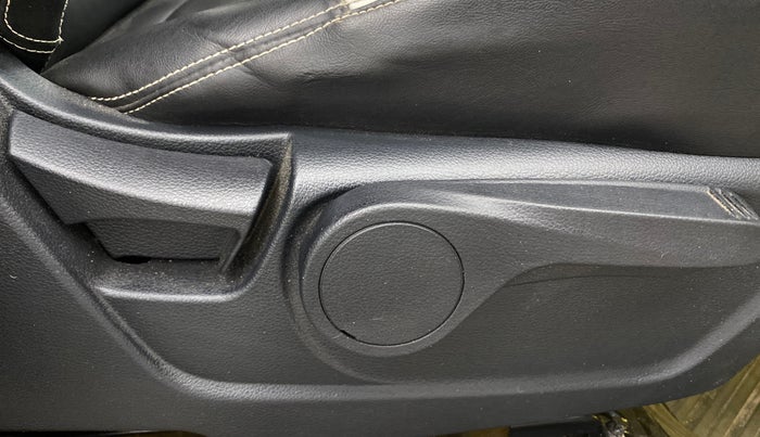 2019 Mahindra XUV300 W8 1.5 DIESEL, Diesel, Manual, 74,292 km, Driver Side Adjustment Panel