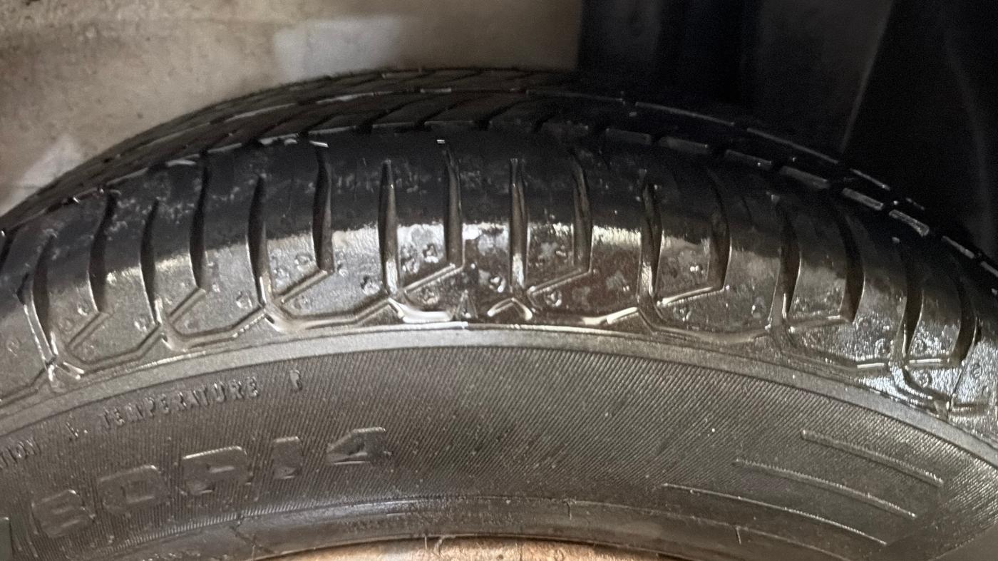 2014 Maruti Ritz VXI, Petrol, Manual, 30,844 km, Left Rear Tyre Tread