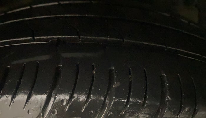 2016 Maruti Ertiga VXI ABS, Petrol, Manual, 88,225 km, Right Front Tyre Tread