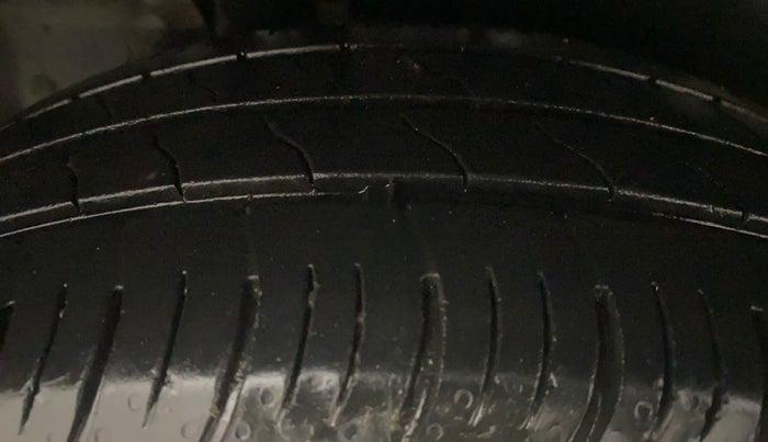 2016 Maruti Ertiga VXI ABS, Petrol, Manual, 88,225 km, Right Rear Tyre Tread