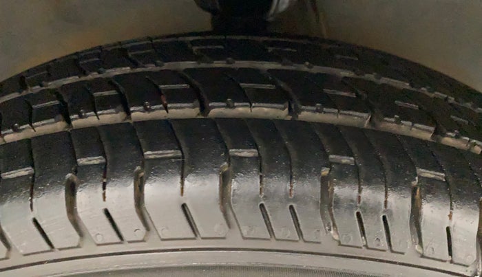 2013 Hyundai i10 SPORTZ 1.2 AT, Petrol, Automatic, 18,029 km, Right Front Tyre Tread