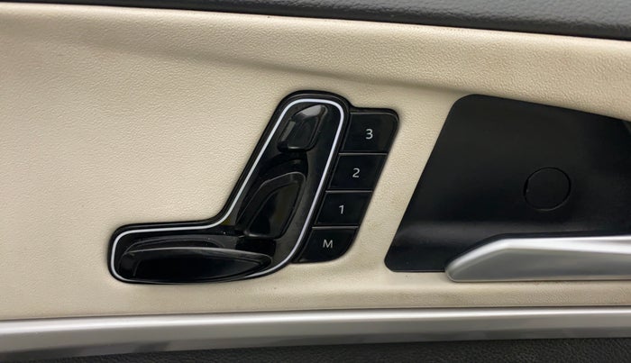2022 Mahindra XUV700 AX 7 P MT 7 STR, Petrol, Manual, 22,790 km, Driver Side Adjustment Panel