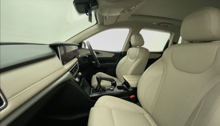 2022 Mahindra XUV700 AX 7 P MT 7 STR, Petrol, Manual, 22,790 km, Right Side Front Door Cabin