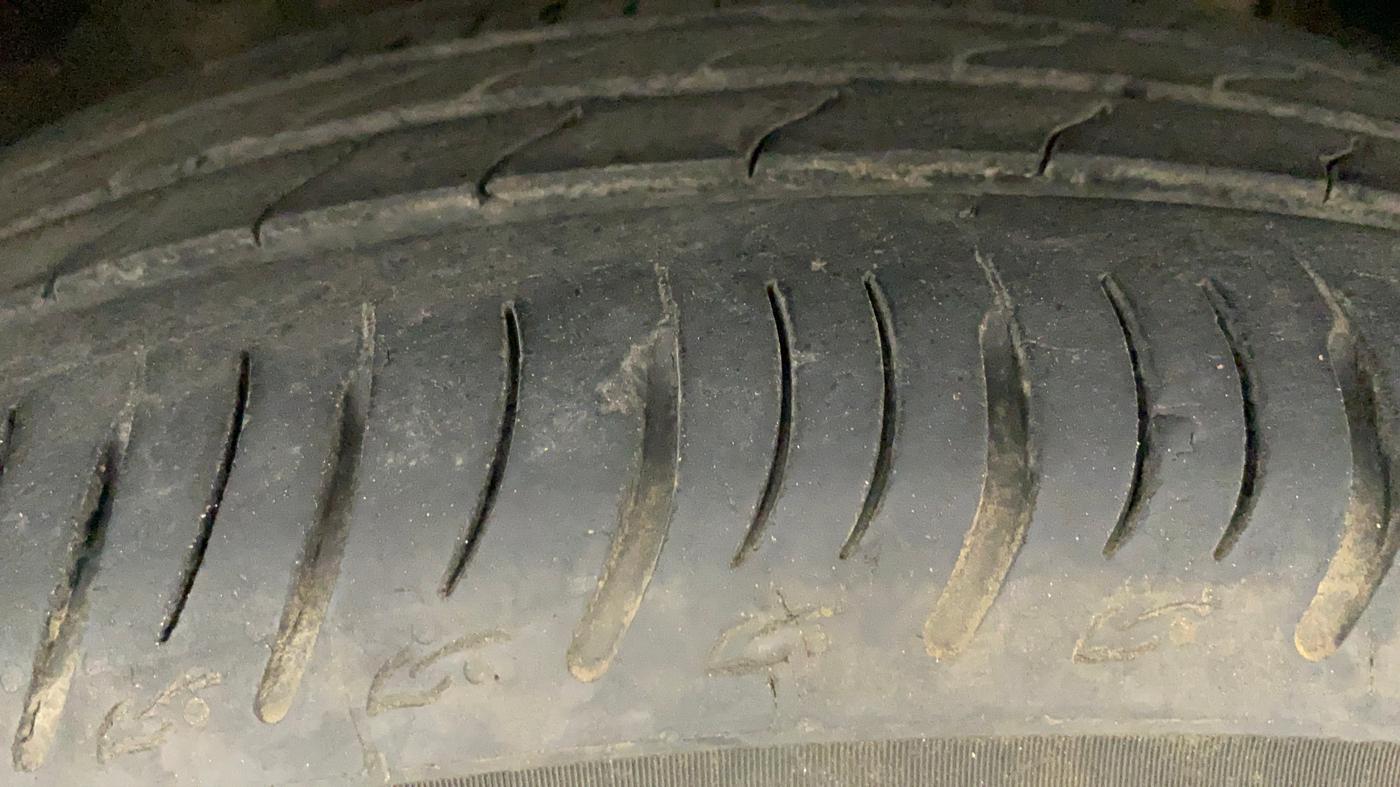 2022 Mahindra XUV700 AX 7 P MT 7 STR, Petrol, Manual, 22,790 km, Left Front Tyre Tread