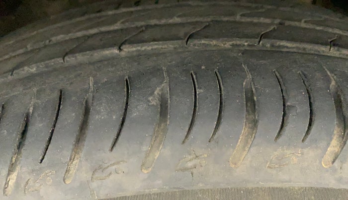 2022 Mahindra XUV700 AX 7 P MT 7 STR, Petrol, Manual, 22,790 km, Left Front Tyre Tread