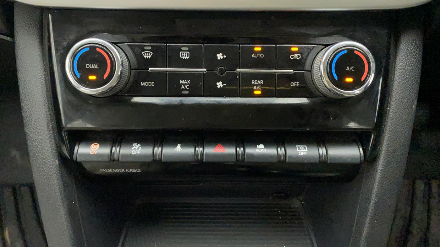 2022 Mahindra XUV700 AX 7 P MT 7 STR, Petrol, Manual, 22,790 km, Automatic Climate Control