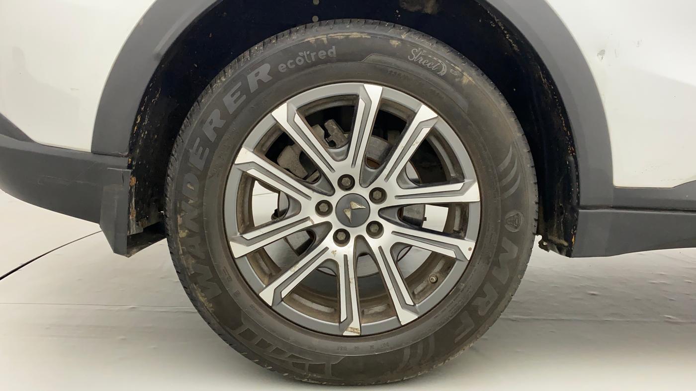 2022 Mahindra XUV700 AX 7 P MT 7 STR, Petrol, Manual, 22,790 km, Right Rear Wheel