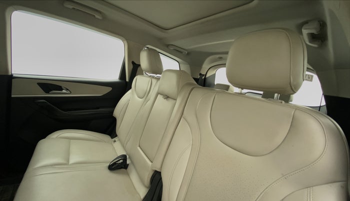 2022 Mahindra XUV700 AX 7 P MT 7 STR, Petrol, Manual, 22,790 km, Right Side Rear Door Cabin