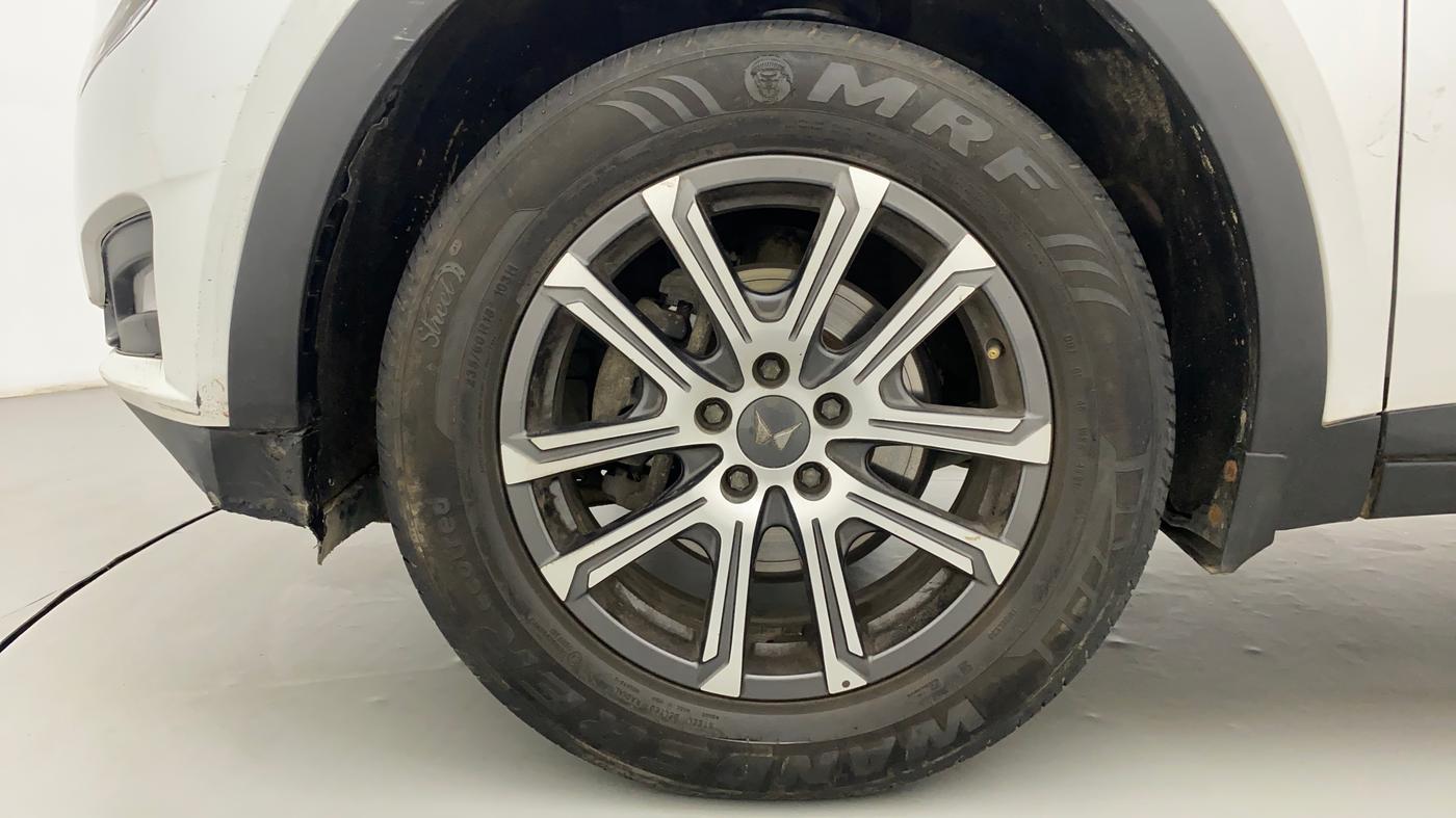 2022 Mahindra XUV700 AX 7 P MT 7 STR, Petrol, Manual, 22,790 km, Left Front Wheel
